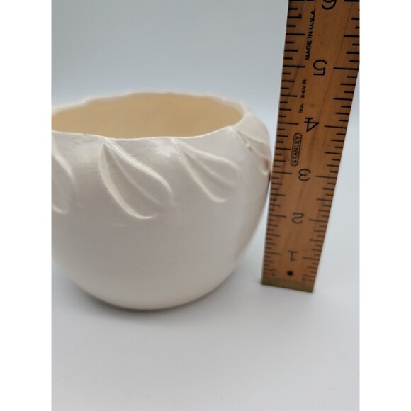 Vintage Ceramic Planter with a Leaf Design Around Edge USA C1 - Picture 5 of 5